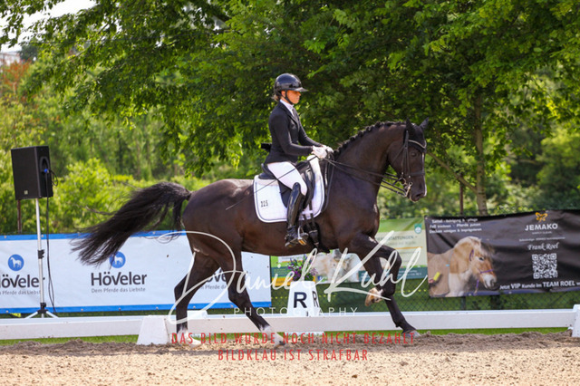 DKP41132 | Turnierfotos kaufen im Webshop von Daniel Kuhl Photography – entdecke professionelle Reitsportfotos aus Turnieren & Events. Hochwertige Turnierbilder online bestellen & sichern. Jetzt Fotos von Reitsportturnieren kaufen!