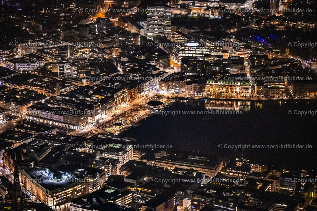 Hamburg_Alster_Jungfernstieg_Nachtaufnahme_ELS_6745060325 | HAMBURG 06.03.2025 Nacht- Lichter und Beleuchtung Uferbereiche und Jungfernstieg am Seegebiet der Binnenalster mit Blick auf die Lombardsbrücke und die Kennedybrücke in Hamburg, Deutschland. // Night lighting Riparian areas on Jungfernstieg in the lake area of Binnenalster overlooking the Lombardsbruecke and the Kennedybruecke in Hamburg, Germany. Foto: Martin Elsen