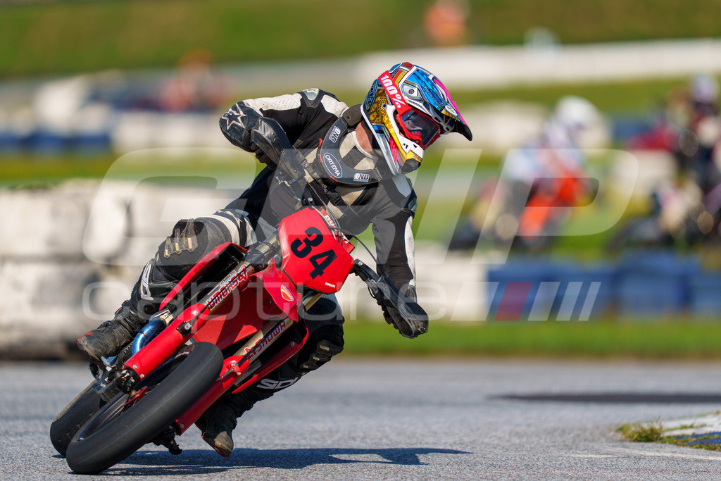SuperMoto_Staatsmeisterschaft_Greinbach_205 | GRIPcapture steht für authentische Sportfotografie in Österreich – für Momente, die mehr sind als Geschwindigkeit oder Ergebnis. Es geht um Emotion, Spannung, Fokus und den Augenblick, der oft nur einen Wimpernschlag dauert.Ob Motorsport, Teamsport oder 