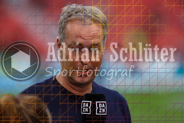 Bayer 04 Leverkusen vs Borussia Mönchengladbach - Bundesliga  | Leverkusen, Deutschland, 21.09.25:   Trainer Kasper Hjulmand (Bayer 04 Leverkusen) im Interview waehrend des Spiels der Bundesliga zwischen  Bayer 04 Leverkusen vs Borussia Mönchengladbach in der BayArena(Foto von Brauer-Fotoagentur / Adrian Schlueter)