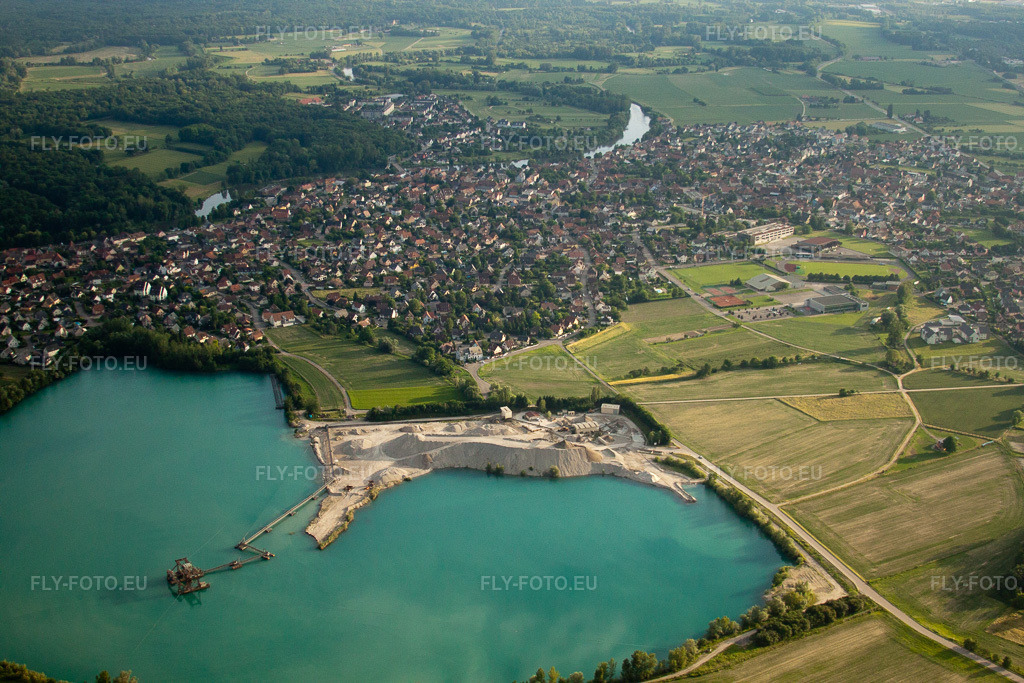 Vue aérienne: Le terrain et les terrils de la gravière de Gravière au lac de carrière à La Wantzenau dans le département Bas Rhin, France. Photo: IMG_28869.jpg prise le 14/06/2010 par Werner Riehm/FLY-FOTO.eu – Résolution de l'original: 4752 x 3168 px