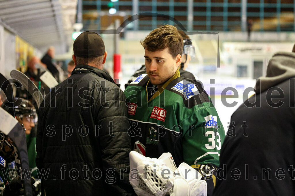 2022-09-23_006_TSV_Erding_gegen_EV_Fuessen | Erding, Deutschland, 23.09.2022:
Eishockey, Bayernliga 2022 / 2023, Testspiel, TSV Erding gegen EV Füssen, Endergebnis: 1:3

Torwart Thomas Hingel (Erding Gladiators, #33)

Foto: Christian Riedel / fotografie-riedel.net