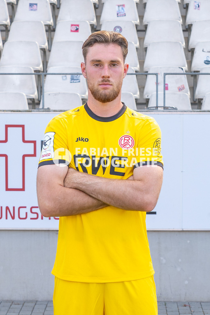 Rot-Weiss Essen; 3. Liga, Portraettermin 2026/2027, Foto: Eibner-Pressefoto/Fabian Friese | Malte Bruening (Rot-Weiss Essen, #25),Rot-Weiss Essen; 3. Liga, Portraettermin 2026/2027, Foto: Eibner-Pressefoto/Fabian Friese - Realisiert mit Pictrs.com