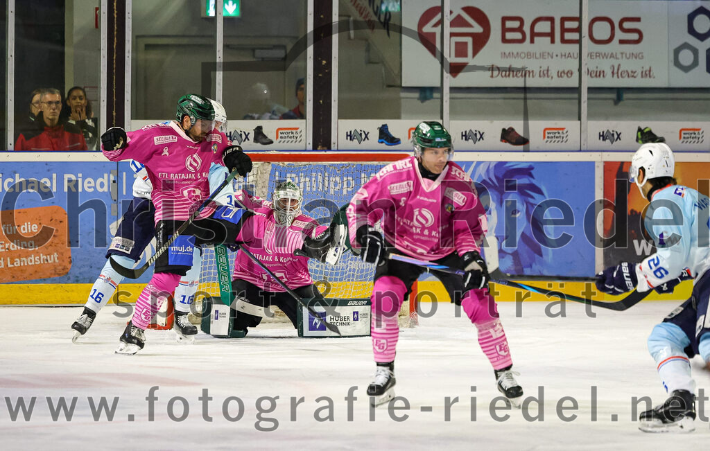 2025-10-05_113_TSV_Erding_gegen_Heilbronner_Falken | Erding, Deutschland, 05.10.2025:Eishockey, Oberliga Süd 2025 / 2026, 6. Spieltag, TSV Erding gegen Heilbronner Falken, Endergebnis: 3:1Markus Eberhardt (Erding Gladiators, #94), Torwart Leon Meder (Erding Gladiators, #39), Thomas Brandl (Erding Gladiators, #12)Foto: Christian Riedel / fotografie-riedel.net