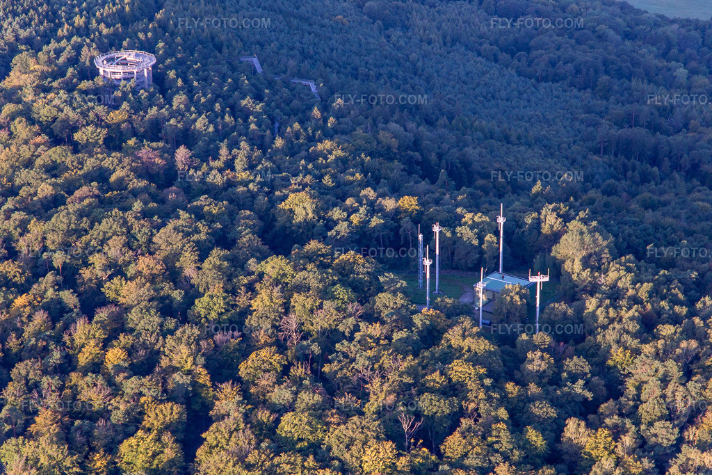 Aerial view: Radar antennas at the Col de Stiefelsberg in Cleebourg in the state Bas-Rhin, France. – Photo: IMG_138832.jpg taken on 09/24/2023 by Werner Riehm/FLY-FOTO.com – Resolution of the original: 5472 x 3648 px