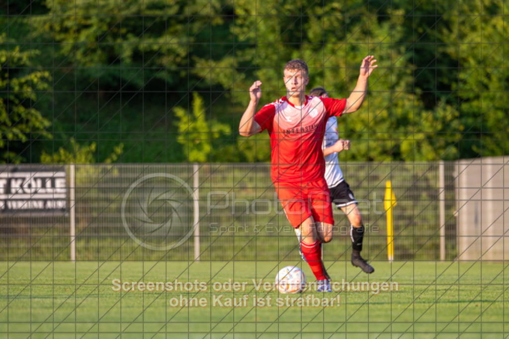 20250616_203032_0871 | #,  TV Eybach (weiß) vs. 1.FC Donzdorf II (rot), Fussball, Entscheidungsspiel 3 in Kreisliga A3 - Bezirk Neckar/Fils, Saison 2024/2025, Rasensportplatz, Staufenecker Str. 41, 73084 Salach, 16.06.2025 - 18:30 Uhr,Foto: PhotoPeet-Sportfotografie/Peter Harich