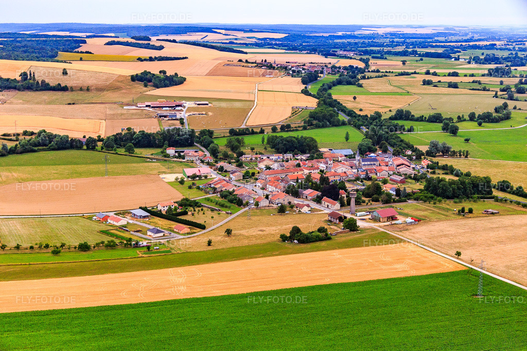 Luftbild: Ortsansicht von Südosten in Woimbey im Bundesland Meuse in Frankreich. – Foto: IMG_083351.jpg vom 12.07.2015 durch Werner Riehm/FLY-FOTO.de – Auflösung des Originals: 5148 x 3432 px