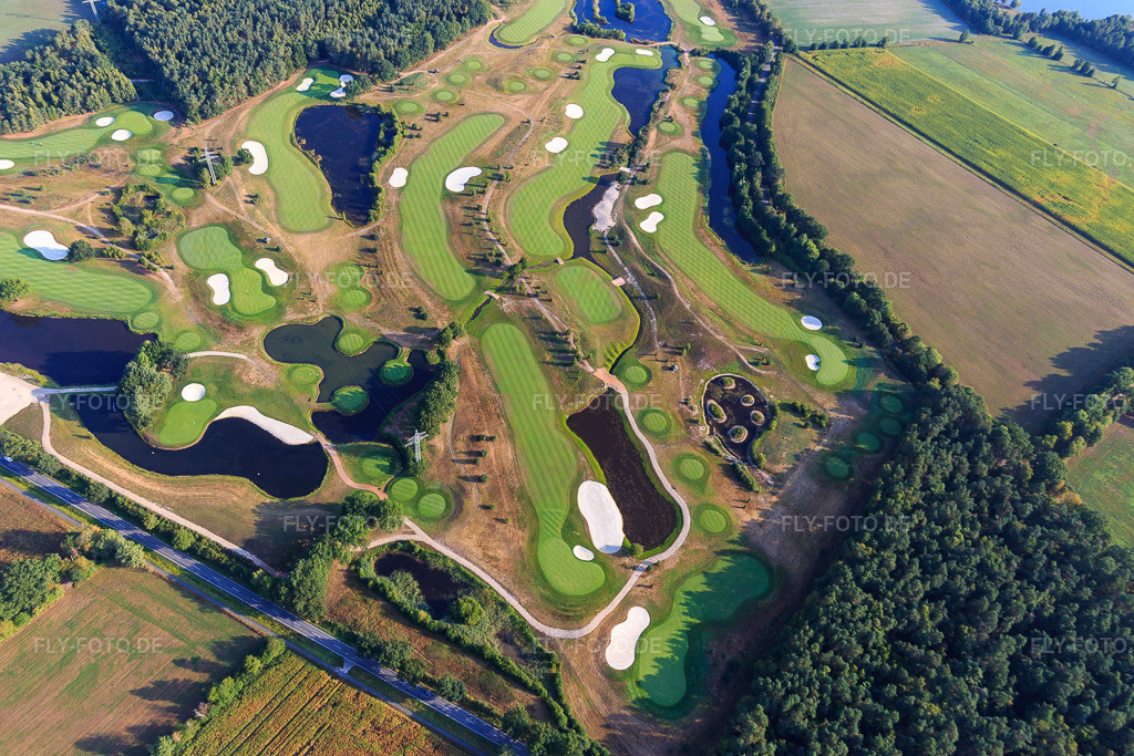 Luftbild: Gelände des Golfplatz Green Eagle Golf Courses (Luhe) im Ortsteil Luhdorf in Winsen im Bundesland Niedersachsen in Deutschland. – Foto: IMG_110349.jpg vom 18.08.2018 durch Werner Riehm/FLY-FOTO.de – Auflösung des Originals: 5472 x 3648 px