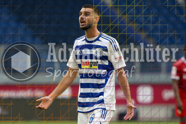 MSV Duisburg vs VfB Stuttgart II - 3. Liga | Duisburg, Deutschland, 02.08.25:   Rasim Bulic (MSV Duisburg) gestikuliert, Gestik waehrend des Spiels der 3. Liga MSV Duisburg vs VfB Stuttgart II in der schauinsland-reisen-arena(Foto von Brauer-Fotoagentur / Adrian Schlueter)