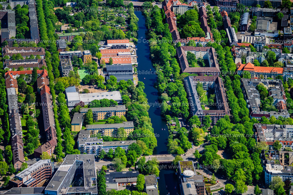 Hamburg_Jarrestedt_Ostbekkanal_Grossheidesteg_ELS_3684010525 | HAMBURG 01.05.2025 Stadtansicht am Ufer des Flußverlaufes " Goldbekkanal " im Ortsteil Winterhude in Hamburg, Deutschland. // City view on the bank of the river " Goldbekkanal " in the district of Winterhude in Hamburg, Germany. Foto: Martin Elsen