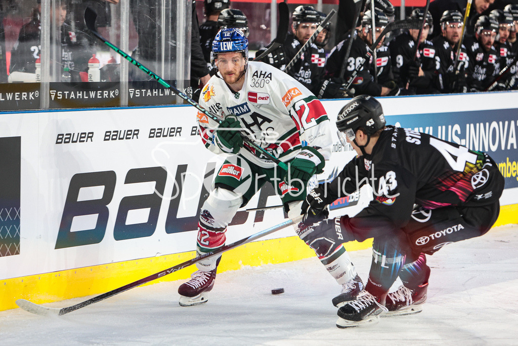 Kölner Haie - Augsburger Panther | Mirko SACHER (AEV #12) im Duell mit Pascal STECK (KEC #43)