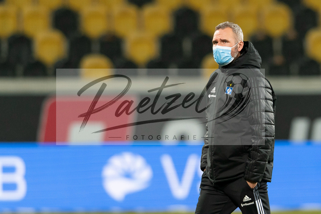 SGDHSV20220114_002 | Fussball, Herren: Trainer Tim Walter (Hamburger SV) schaut bei dem Spiel der 2. Bundesliga zwischen SG Dynamo Dresden und Hamburger SV im Rudolf-Harbig-Stadion am 14.01.2022 in Dresden, Deutschland.DFB / DFL REGULATIONS PROHIBIT ANY USE OF PHOTOGRAPHS AS IMAGE SEQUENCES AND/OR QUASI-VIDEO. - Realisiert mit Pictrs.com