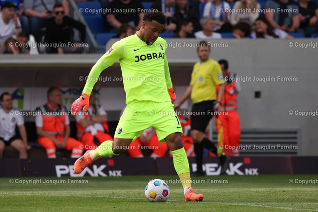 2400414_svdvsscf_1833 Kopie | Darmstadt, 14.04.2024 xjfx 1.Bundesliga SV Darmstadt 98 - SC Freiburg v.l., Torwart Noah Atubolu (SC Freiburg),  am Ball, Freisteller, Einzelbild, Ganzkörper, Aktion, Action, Spielszene





(DFL/DFB REGULATIONS PROHIBIT ANY USE OF PHOTOGRAPHS as IMAGE SEQUENCES and/or QUASI-VIDEO) - Realisiert mit Pictrs.com