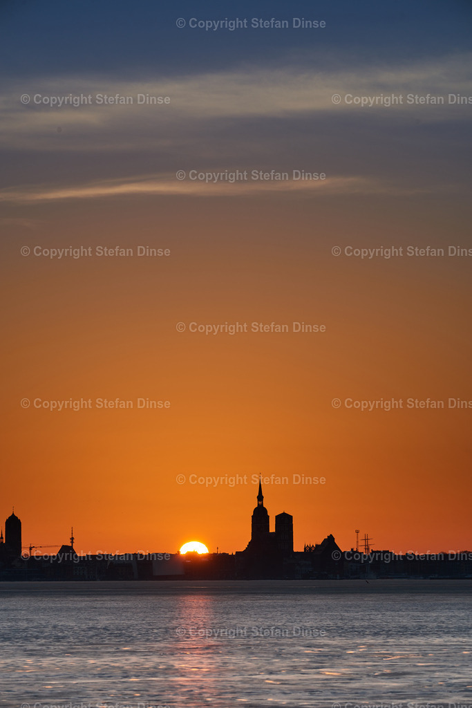silhouette of city of Stralsund with sunset | silhouette of city of Stralsund with sunset - Realisiert mit Pictrs.com