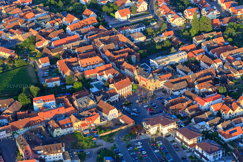 Luftbild: Paul-Gillet-Platz in Edenkoben im Bundesland Rheinland-Pfalz in Deutschland. Foto: IMG_082746.jpg vom 25.06.2015 durch Werner Riehm/FLY-FOTO.de