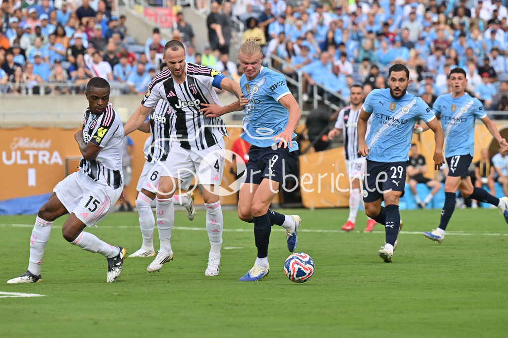 Juventus Turin - Manchester City | im Duell Pierre KALULU (Juvuentus Turin 15), Federico GATTI (Juvetus Turin 4) und Erling HAALAND (Manchester City 9) / Zweikampf / FIFA Club World Cup: Juventus Turin - Manchester City, Camping World Stadium am 26.06.2025 / NOT FOR SALE IN USA