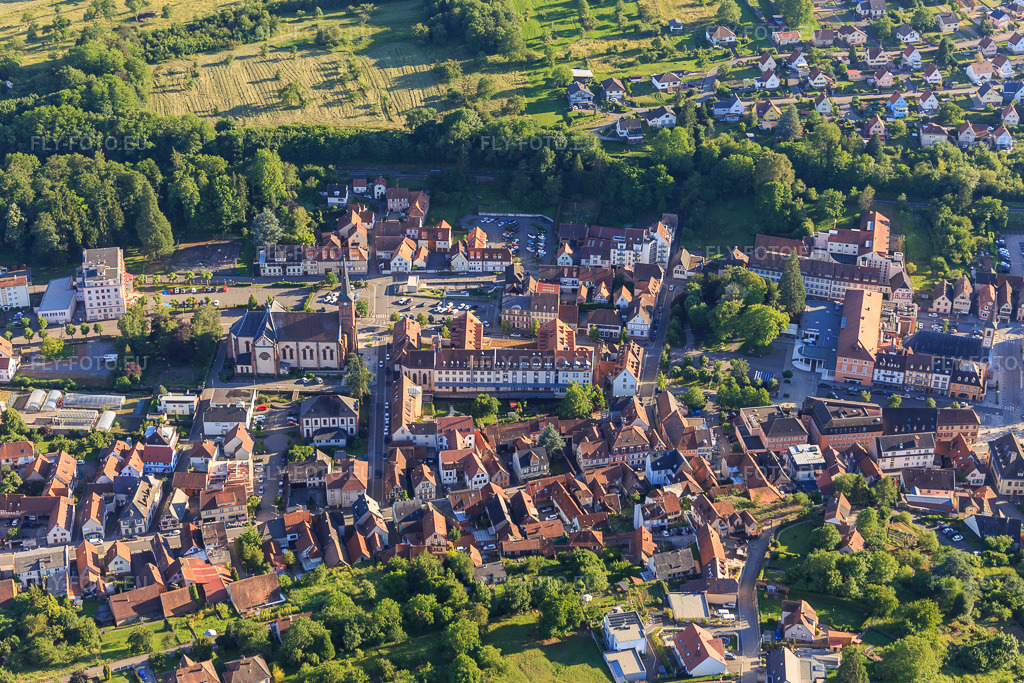 Vue aérienne: Église Saint-Martin et Pl. Saint Martin à Niederbronn-les-Bains dans le département Bas Rhin, France – .Photo: IMG_115404.jpg prise le 16/06/2019 par Werner Riehm/FLY-FOTO.eu – Résolution de l'original: 5284 x 3523 px