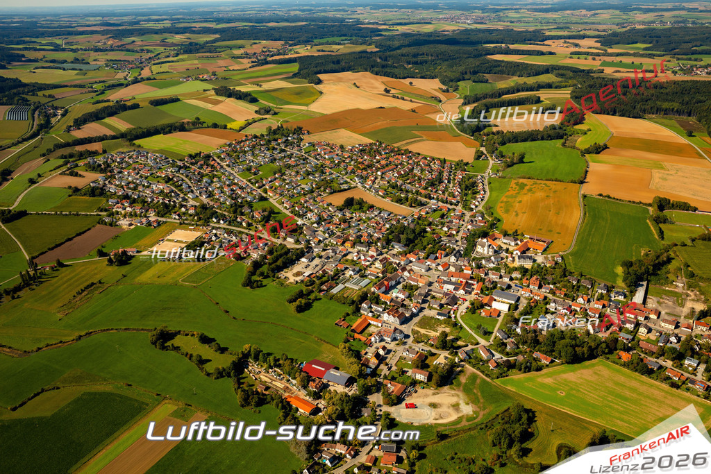 Das Luftbild zeigt : Pfaffenberg Mallersdorf-Pfaffenberg - Die Luftaufnahme wurde 2023 vom UL-Flugzeug aus erstellt ( keine Drohne ) - Hochauflösende Luftaufnahme - Für grossformatige Ausdrucke geeignet. Die Geschenkidee !Mit Lizenz und Bildrechte bestellbar