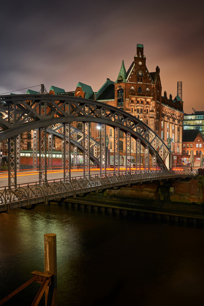 10241106 - Brooksbrücke | Nächtliche Impression an der Brooksbrücke in der Speicherstadt.