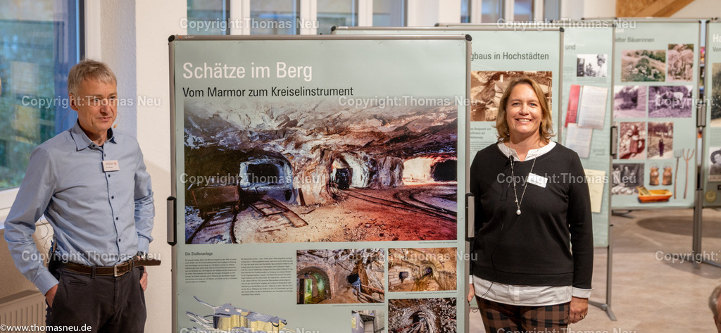 DSC_6708 | Stadtteildokumentation Hochstädten: Schätze im Berg, Vortrag von Veit Held zur Ausstellungseröffnung, Bericht über Vortrag und die Ausstellung als solche ,Begrüßung durch Claudia Sosniak, , Bild: Thomas Neu