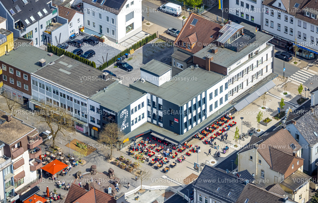 Arnsberg260402864 | Luftbild, Außengastronomie am Bexleyplatz, Büro- und Einkaufszentrum Hauptstraße Ecke Oberstraße, Neheim, Arnsberg, Sauerland, Nordrhein-Westfalen, Deutschland