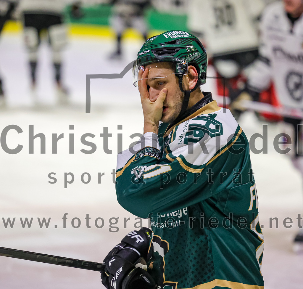 2025-11-25_140_TSV_Erding_gegen_EHF_Passau_Black_Hawks | Erding, Deutschland, 25.11.2025:Eishockey, Oberliga Süd 2025 / 2026, 20. Spieltag, TSV Erding gegen EHF Passau Black Hawks, Endergebnis: 2:3 n.V.Maximilian Forster (Erding Gladiators, #81)Foto: Christian Riedel / fotografie-riedel.net