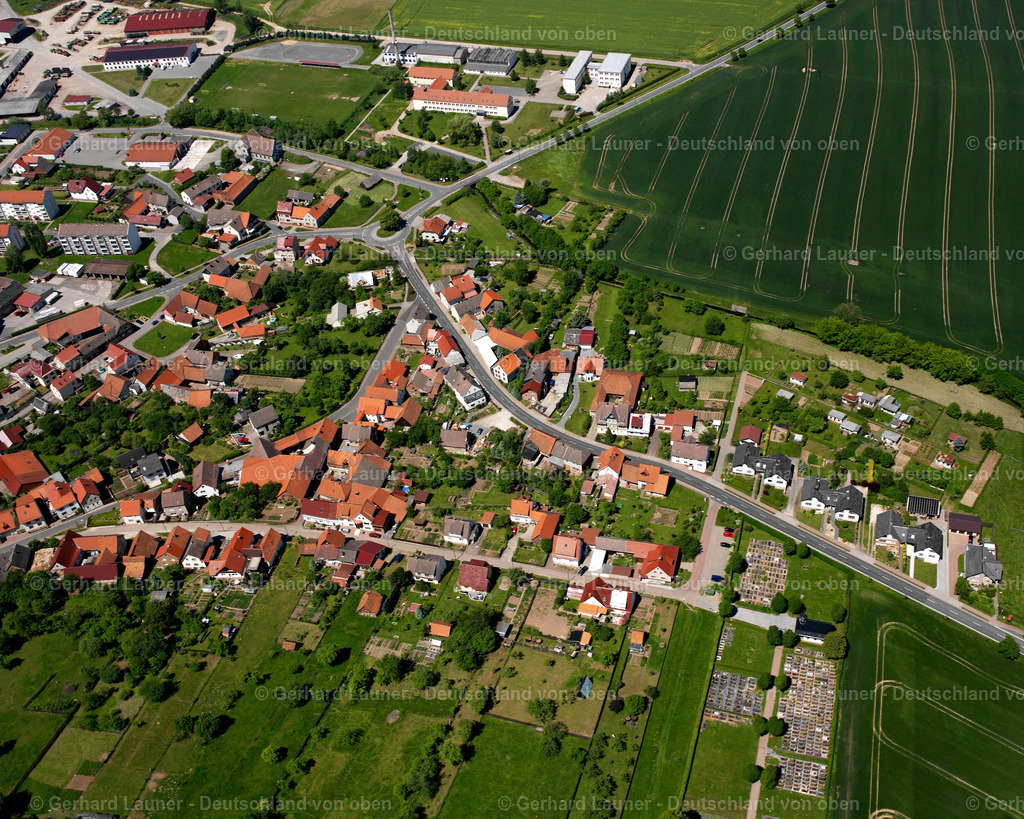 2634335 | BISCHOFFERODE 09.06.2006 Landwirtschaftliche Nutzflächen und Feldgrenzen  umsäumen das Siedlungsgebiet des Dorfes in Bischofferode im Bundesland Thüringen, Deutschland // Agricultural land and field boundaries surround the settlement area of the village  in Bischofferode in the state Thuringia, Germany Foto: Gerhard Launer