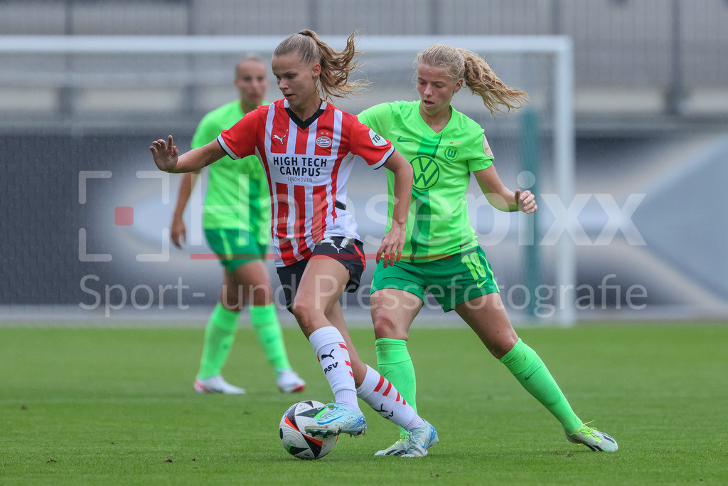 Fussball, Testspiel Frauen, VfL Wolfsburg - PSV Eindhoven | v.li.: Lore Jacobs (PSV Eindhoven, 17) und Justine Kielland (VfL Wolfsburg, 18) im Zweikampf, Duell, Dynamik, Aktion, Action, Spielszene