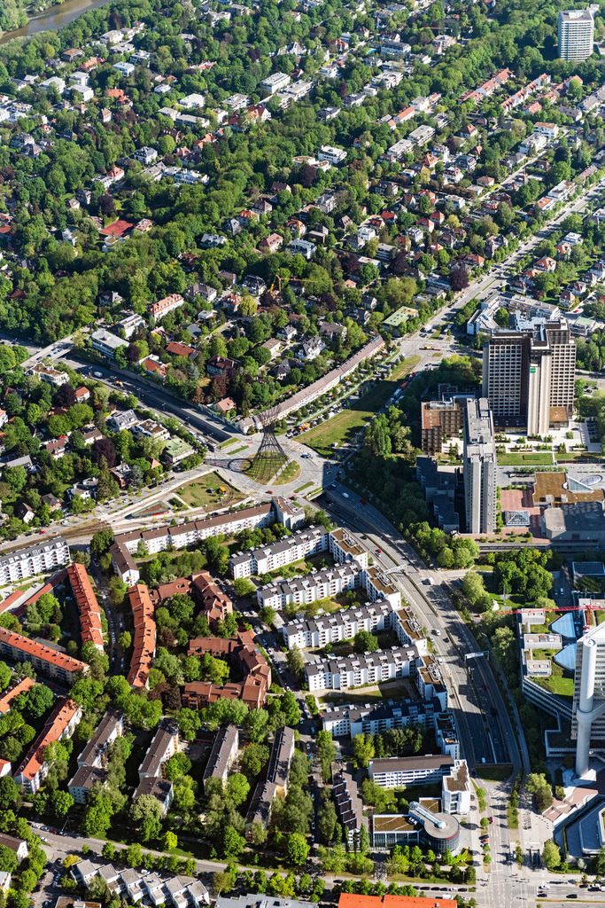 dr__0052427.jpg | MüNCHEN 07.05.2020 Verkehrsführung und Fahrbahnen der Straßenführung am Effnerplatz in München Bogenhausen im Bundesland Bayern. In den verkehrsreichen Platz im Arabellapark münden Richard-Strauss-Straße, Bülowstraße und Effnerstraße, der Isarring verläuft im Tunnel Effnertunnel. Die Gleise der Straßenbahn verlaufen unter der Skulptur Mae West von Rita McBride. Werbliche Nutzung nur nach vorheriger Genehmigung. // Traffic management and lanes of the road layout at Effnerplatz in Munich Bogenhausen in Bavaria. In the busy square in the Arabella Park lead Richard Strauss Street, Buelowstrasse Effnerstrasse, the  Isarring runs in the tunnel Effnertunnel. The tracks of the tram pass under the sculpture Mae West by Rita McBride. Commercial usage only after prior approval. Foto: Daniel Reiter