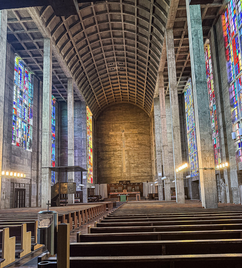 Sacred Concrete – Brutalismus der Antoniuskirche Basel Wandbild & Fine Art Print | Monumentale Architekturfotografie trifft auf farbgewaltige Lichtkunst. Dieses exklusive Wandbild zeigt das beeindruckende Innere der historischen Antoniuskirche in Basel, dem ersten reinen Beton-Sakralbau der Schweiz. Das meisterhafte Zusammenspiel aus rohem, strukturiertem Sichtbeton und dem intensiv leuchtenden Farbenspiel der riesigen Glasfenster erzeugt eine unvergleichliche visuelle Dynamik. Ein avantgardistisches Statement-Piece für moderne Lofts, anspruchsvolle Geschäftsräume oder minimalistische Design-Wände.Material-Empfehlung: Für dieses strahlende Meisterwerk empfehle ich ganz klar den Druck hinter glänzendem Acrylglas. Das Acrylglas verleiht den farbigen Glasfenstern eine magische Leuchtkraft, intensiviert die monumentale Tiefenwirkung des Kirchenschiffs und sorgt für ein makelloses Galerie-Finish.Bringen Sie ein Stück weltbekannte Schweizer Architekturgeschichte in Ihre Räume. Sichern Sie sich diese exklusive Fotokunst jetzt für Ihre Sammlung.[Archiv-Nr. #0120] - Realisiert mit Pictrs.com