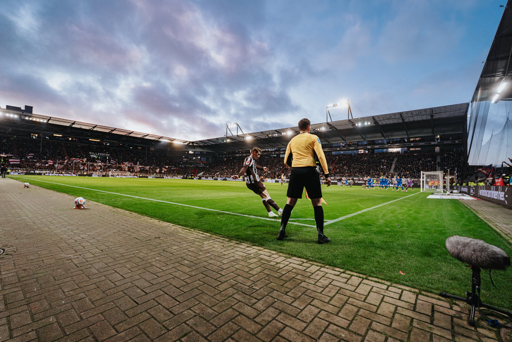 HEV05946 | Der offizielle Shop für FC St. Pauli Fotos. Wähle aus Spielszenen & Fanmomenten dein FCSP Wunschformat. Wir liefern Millerntor-Atmosphäre.