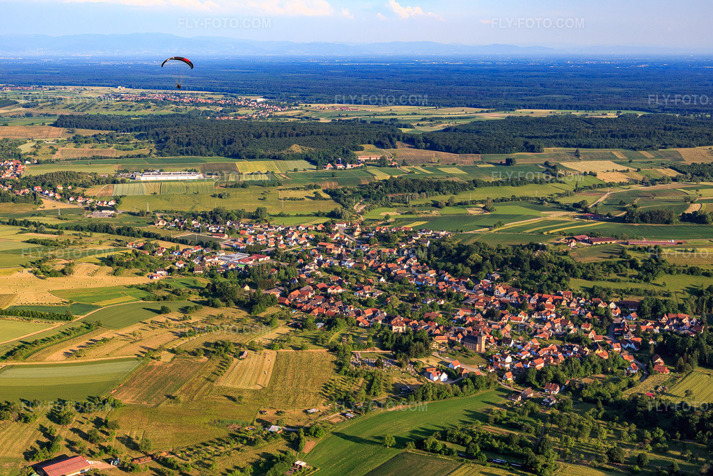 Aerial view: View of the town from the north in Preuschdorf in the state Bas-Rhin, France. – Photo: IMG_080229.jpg taken on 06/05/2015 by Werner Riehm/FLY-FOTO.com – Resolution of the original: 5472 x 3648 px
