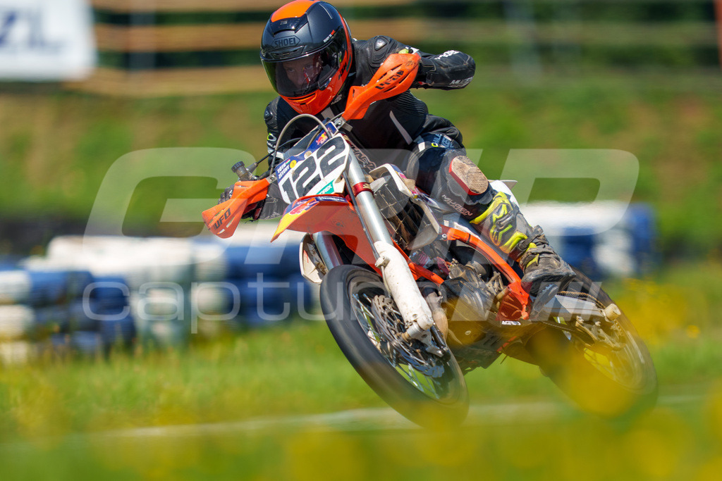 G-Cup + Supermoto Staatsmeisterschaft + Hungarian Supermoto Championship | GRIPcapture steht für authentische Sportfotografie in Österreich – für Momente, die mehr sind als Geschwindigkeit oder Ergebnis. Es geht um Emotion, Spannung, Fokus und den Augenblick, der oft nur einen Wimpernschlag dauert.Ob Motorsport, Teamsport oder 