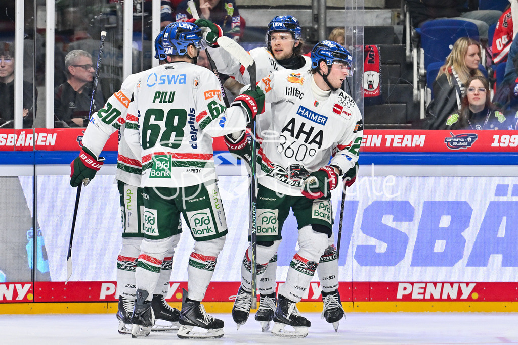 Eisbären Berlin - Augsburger Panther | BERLIN, GERMANY - 04. JANUARY: Jubel der Gäste nach dem Treffer zum 2-5 druch Alexander BLANK (Augsburger Panther 26) / Tor / Torschuetze / Freude / Happy während dem Match zwischen den Eisbären Berlin und den Augsburger Panthern am 36. Spieltag der Penny DEL in der UBER Arena