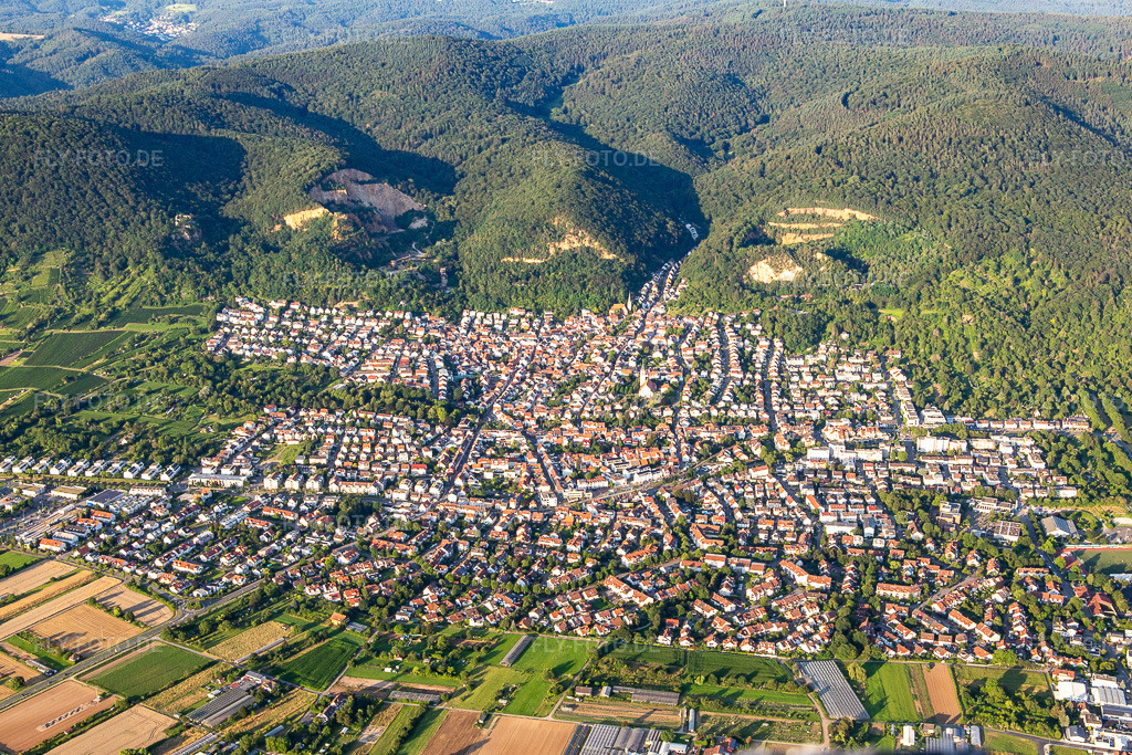 Luftbild: Ortsansicht von Westen in Dossenheim im Bundesland Baden-Württemberg in Deutschland. Foto: IMG_142605.jpg vom 18.07.2024 durch Werner Riehm/FLY-FOTO.de