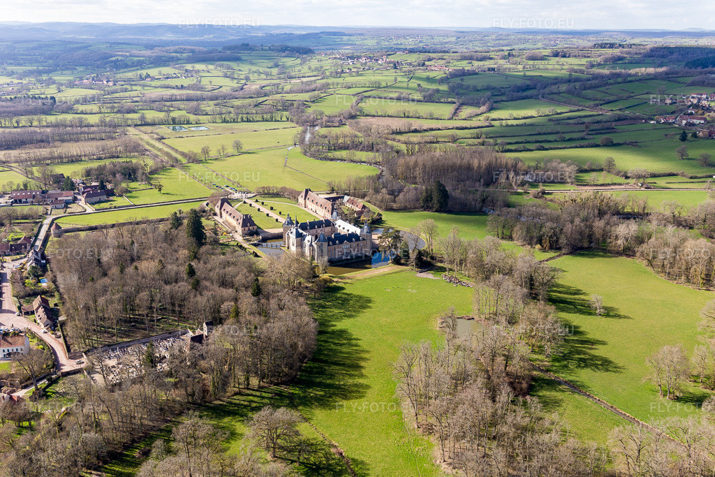 Vue aérienne: Château à douves Sully en Bourgogne à Sully dans le département Saône et Loire, France. Photo: IMG_105438.jpg prise le 01/04/2018 par Werner Riehm/FLY-FOTO.eu – Résolution de l'original: 5472 x 3648 px