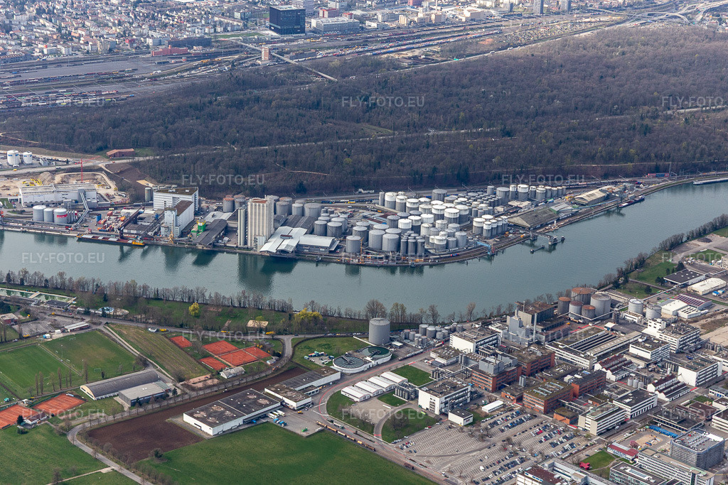 Vue aérienne: Le parc de stockage de produits pétroliers du port d'Auhafen à Muttenz, en Suisse. Situé sur les rives du Rhin, ce port sert de point de transbordement pour les produits industriels et pétroliers. à Birsfelden dans le département Paysage bâlois, Suisse. Photo: IMG_120227.jpg prise le 17/03/2020 par Werner Riehm/FLY-FOTO.euRésolution de l'original: 5472 x 3648 px