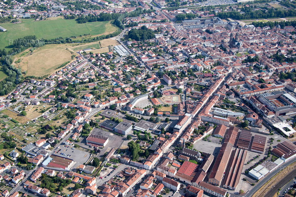 Luftbild: Ortsansicht in Lunéville im Bundesland Meurthe-et-Moselle in Frankreich. – Foto: IMG_083164.jpg vom 11.07.2015 durch Werner Riehm/FLY-FOTO.de – Auflösung des Originals: 5472 x 3648 px