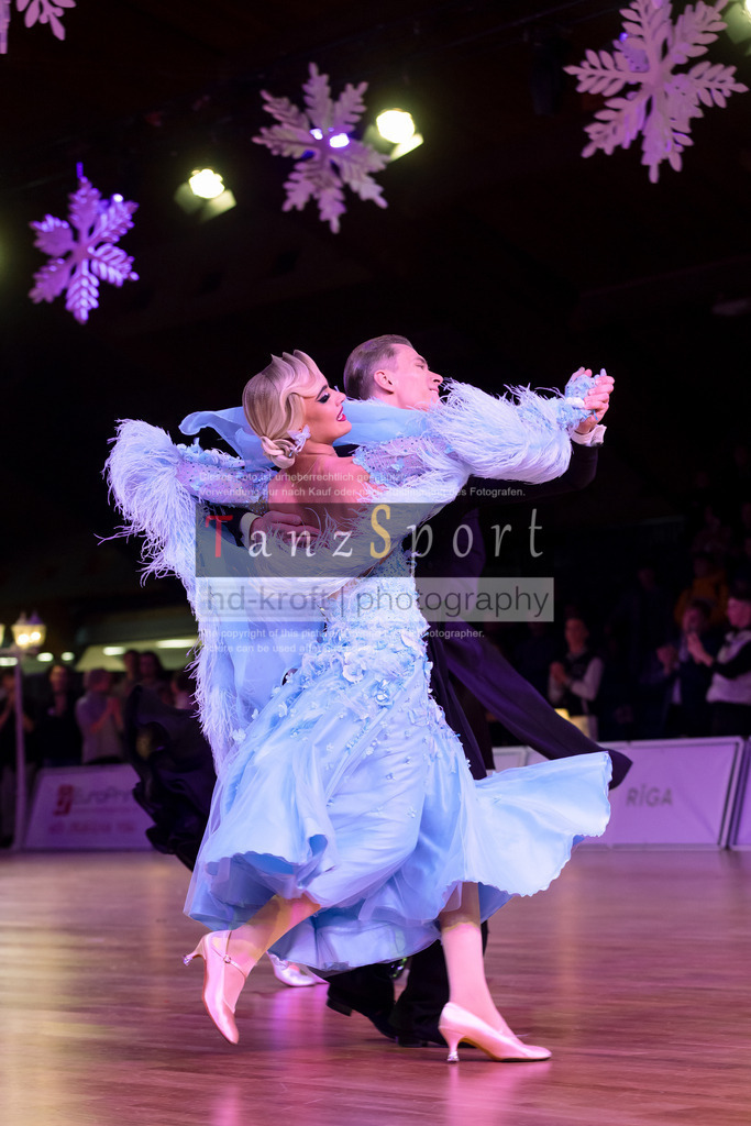 20241215_WDSF_Int_Open_Std-Riga-9894 | Tanzsportbilder, Standardtanz, Lateintanz, WDSF, DTV, LTVB, dancecomp, goc, hessen tanzt, blaues band der spree, walzer, tango, wiener walzer, slowfox, quickstepp, samba, rumba, cha-cha-cha, paso doble. jive, hd-kroft photography, turniertanzsport