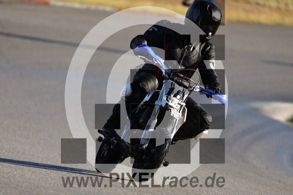 mopedrennen-20260514_12114 | Schöne Erinnerungen an spannende Momente - das festzuhalten ist unser Job. PIXELrace.de ist seit 2003 auf den Rennstrecken Europas unterwegs um die Action draußen beim Fahren und die wunderbare Stimmung imm Fahrerlager für euch einzufangen.
