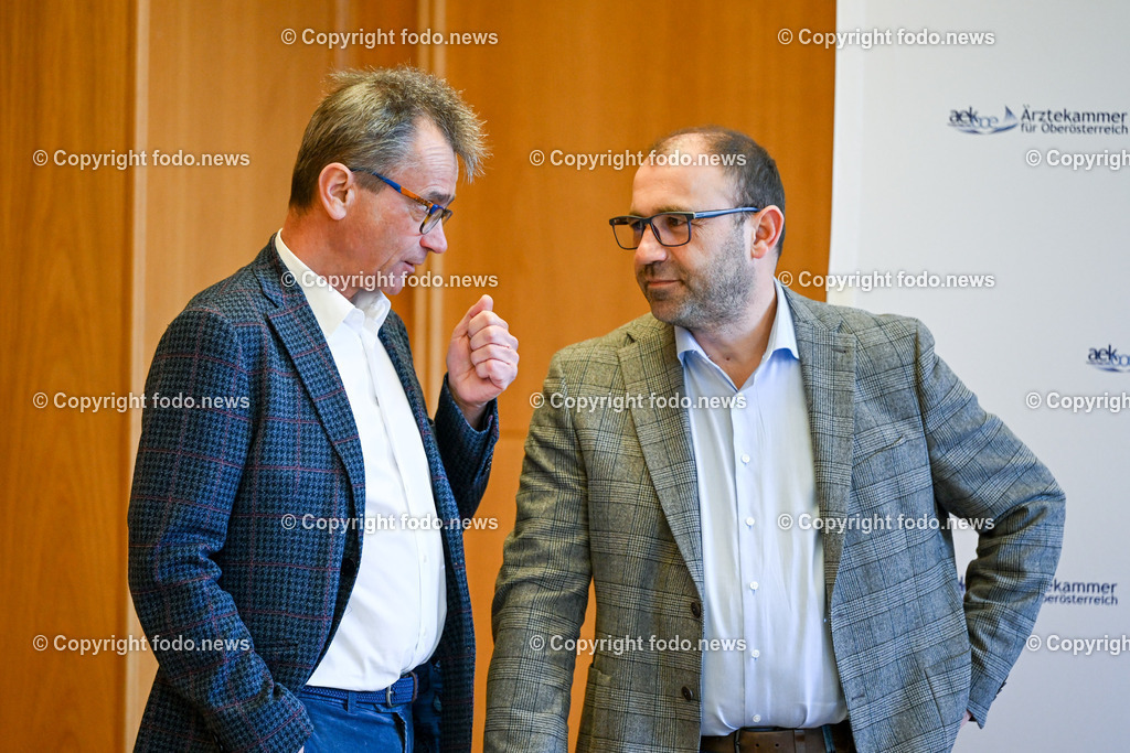 Pressekonferenz Aerztekammer für Ooe_ Aerzteteam sichert Versorgung in Linz Sued_ 22.03.2024-6 | 22.03.2024, Linz, AUT, Pressekonferenz Aerztekammer für Ooe, Aerzteteam sichert Versorgung in Linz Sued, im Bild Albert Maringer (Landesstellenausschuss-Vorsitzender Oesterreichische Gesundheitskasse), Peter Niedermoser (Praesident der Ooe-Aerztekammer)