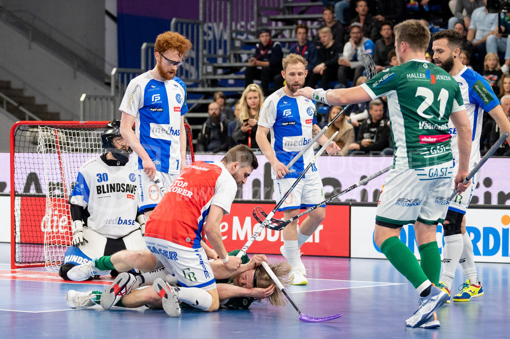 SV Wiler-Ersigen vs GC Unihockey - 23. April 2022 | SV Wiler-Ersigen vs GC Unihockey
Stimo Arena, Kloten
#21 Paolo Riedi (GC Unihockey) drückt #91 Joonas Pylsy (SV Wiler-Ersigen) zu Boden.
Bild: Sportfotografie Markus Aeschimann | www.markus-aeschimann.ch - Realisiert mit Pictrs.com