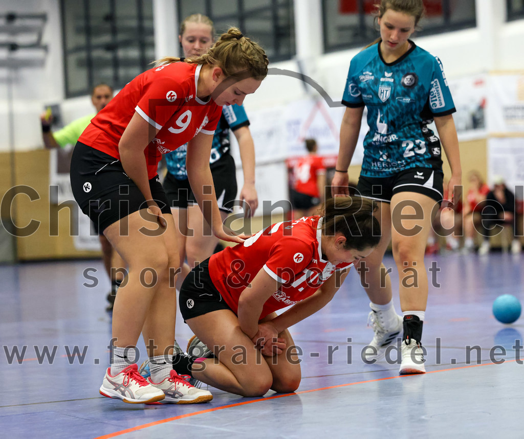 2022-11-27_042_SV_Anzing_gegen_HT_Muenchen_II | Anzing, Deutschland, 27.11.2022:
Handball, Bezirksliga 2022 / 2023, 7. Spieltag, SV Anzing gegen HT München II, Endergebnis: 28:32

Luisa Höger (SV Anzing, #9), Laura Greppmair (SV Anzing, #15), Lucie Hartmann (HT München, #23)

Foto: Christian Riedel / fotografie-riedel.net