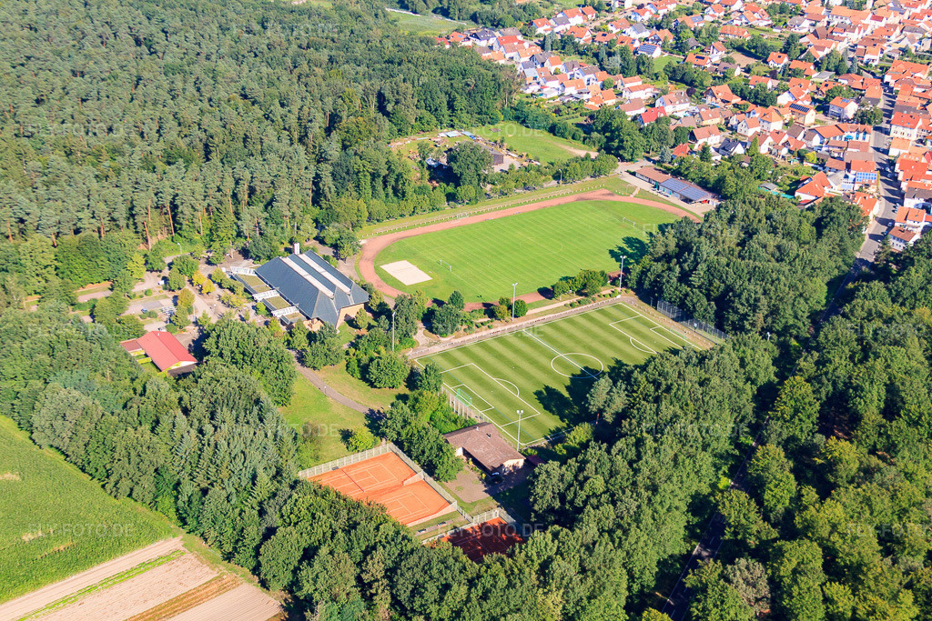 Luftbild: TUS 08 neuer Kunstrasenplatz im Ortsteil Schaidt in Wörth im Bundesland Rheinland-Pfalz in Deutschland. Foto: IMG_31141.jpg vom 07.08.2010 durch Werner Riehm/FLY-FOTO.de