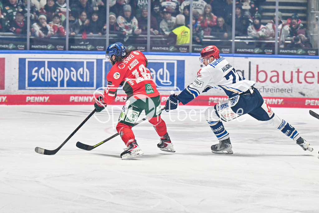 Augsburger Panther - Schwenninger Wild Wings | AUGSBURG, GERMANY - 02. JANUARY: im Duell Anthony LOUIS (Augsburger Panther 18) und Niklas HÜBNER (Schwenninger Wild Wings 72) während dem Match zwischen den Augsburger Panthern und den Schwenninger Wild Wings am 35. Spieltag der Penny DEL im Curt Frenzel Stadion