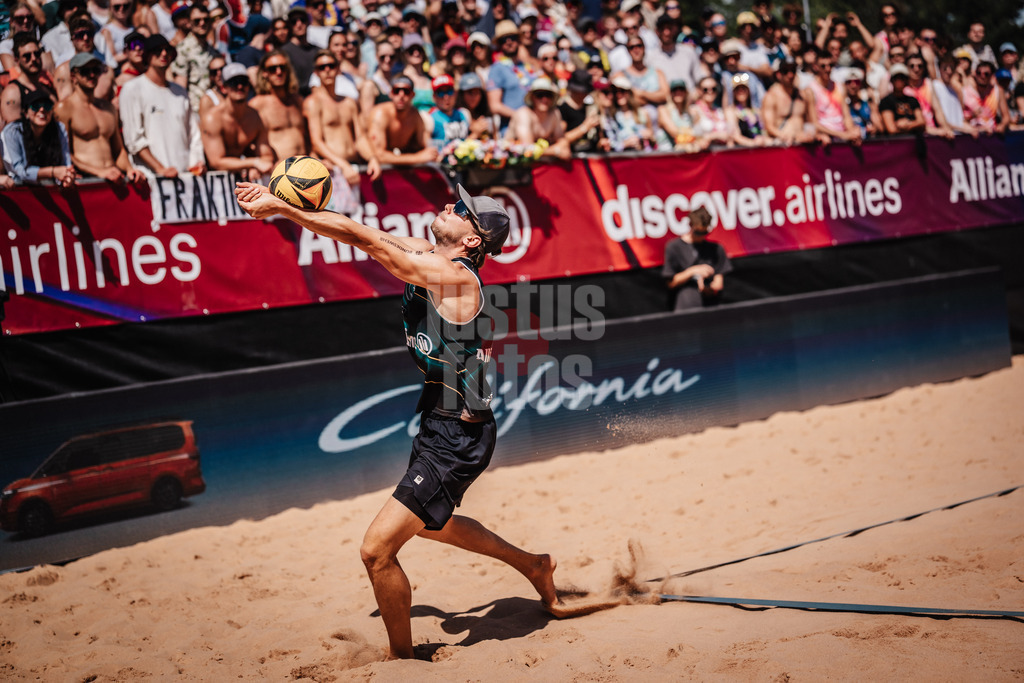 Beachvolleyball | Männer | Allianz German Beach Tour 2025 | Tourstop München | 12.07.2025 | Paul Henning spielt den Ball
