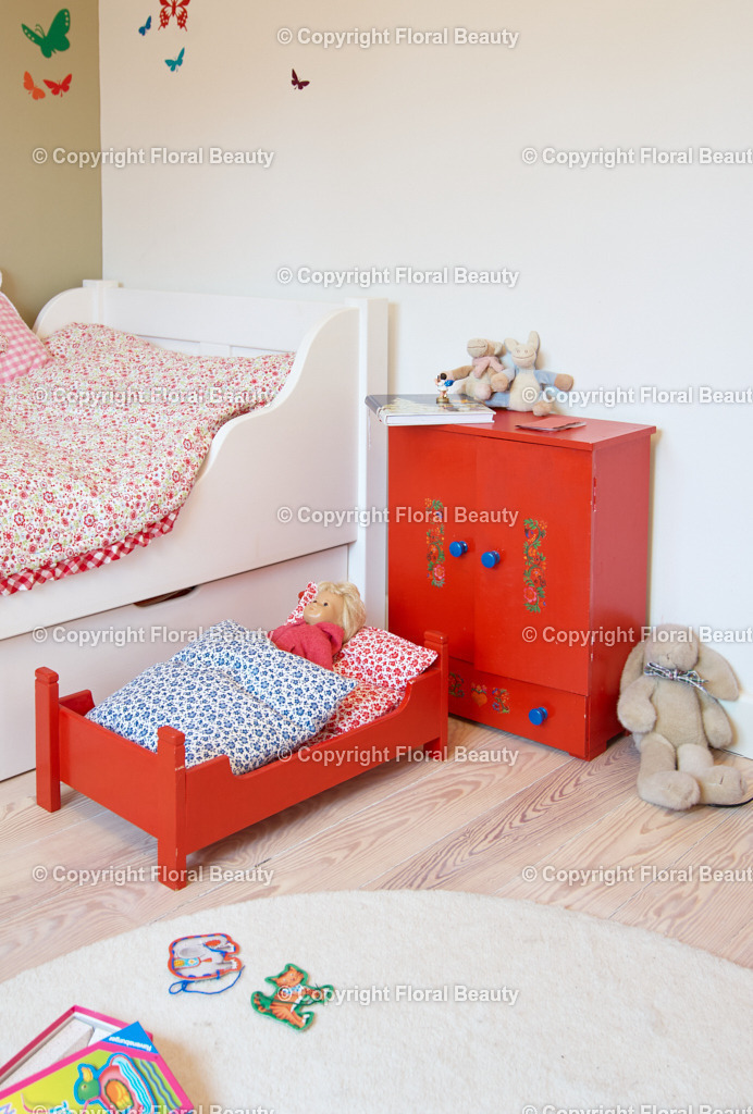 Kinderzimmer | Puppenmöbel in rot aus den 70er Jahren - Realisiert mit Pictrs.com