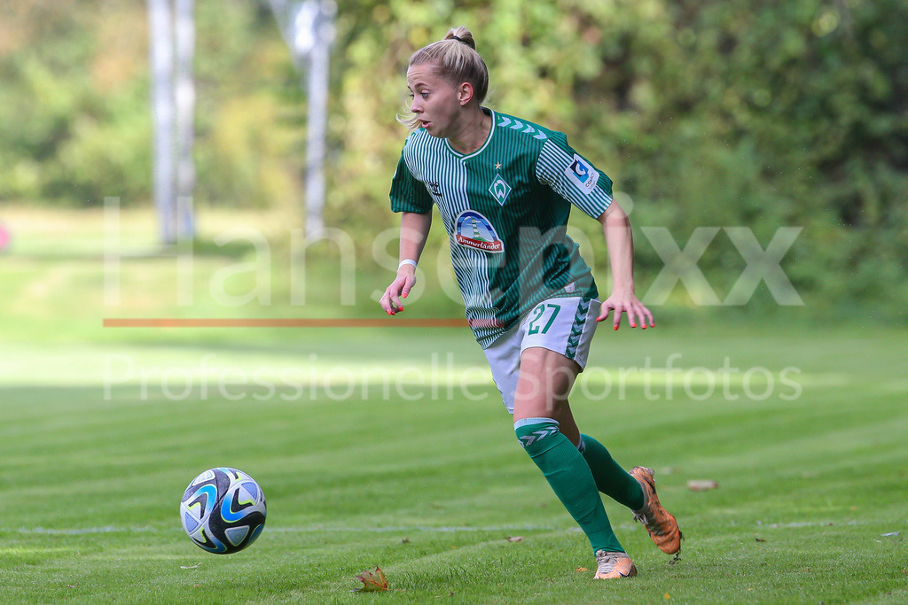 Fussball, Testspiel Frauen, Hamburger SV - SV Werder Bremen | v.li.: Nina Lührßen (SV Werder Bremen, 27) Freisteller, Einzelbild, Ganzkörper, Aktion, Action, Spielszene