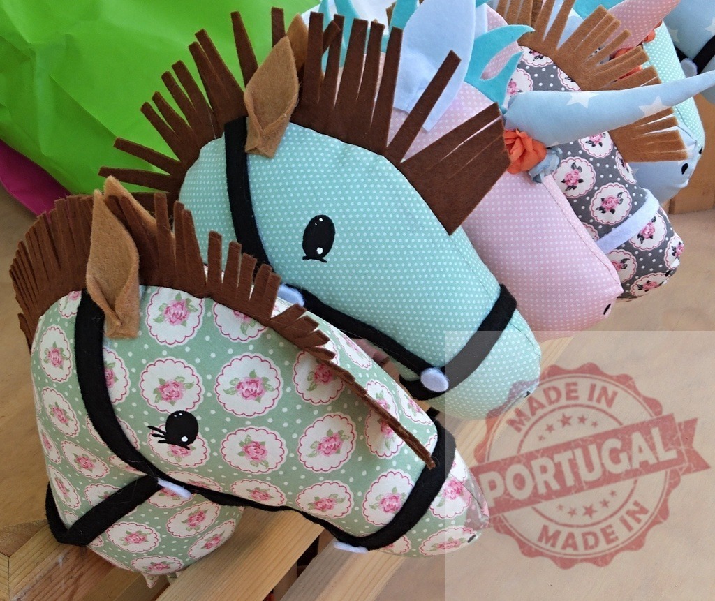 Colorful handmade hobby horse heads lining up | Several handcrafted textile hobby horse toys featuring different patterns and colors - Realisiert mit Pictrs.com