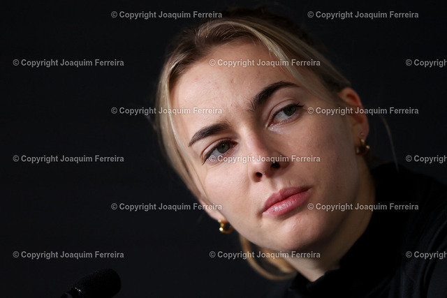 2023.12.20_PK_0113 | 20.12.2023 Pressekonferenz Eintracht Frankfurt mit Cheftrainer Niko Arnautis und Laura Freigang  v.l.,  Laura Freigang zuversichtlich, nachdenklich  - Realisiert mit Pictrs.com